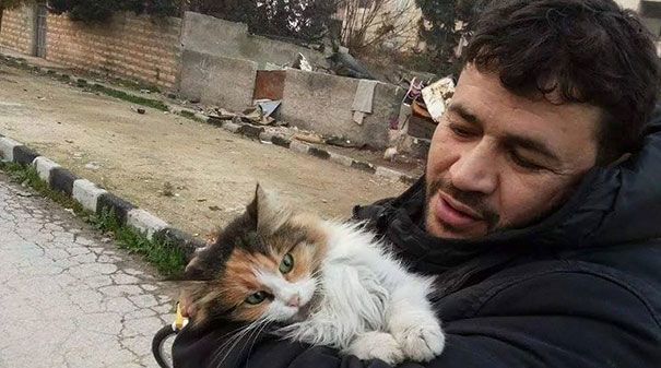 رجل القطط في حلب