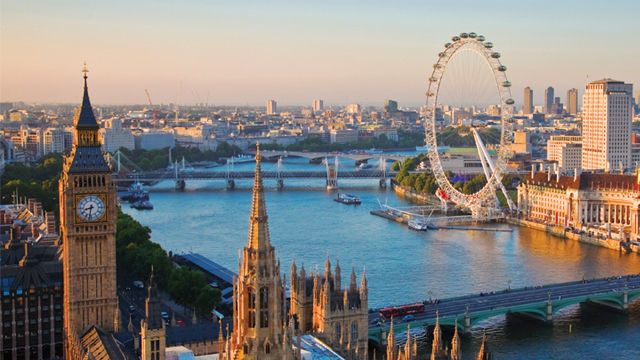 لندن بريطانيا المملكة المتحدة نهر التيمز مدينة الضباب 
