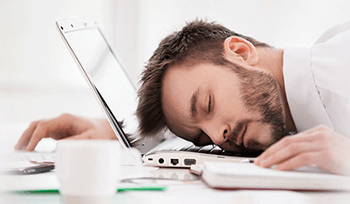 كم من الوقت يمكن للبشر البقاء مستيقظين آثار الحرمان من النوم على الصعيد النفسي التأثير على العمليات العقلية كم ساعة يجب علينا النوم في الليل 