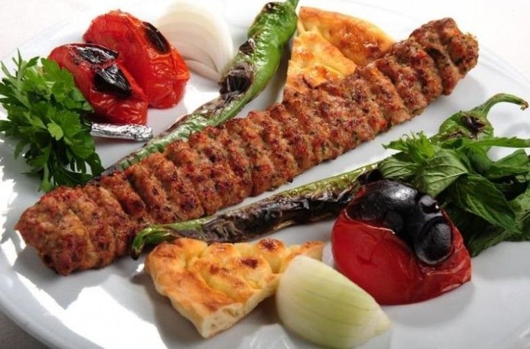 طريقة تحضير كباب أضنة التركي أشهر المأكولات التركية الكباب في تركيا المقادير المكونات وصفة طريقة عمل صنع إعداد كفتة بقدونس بصل