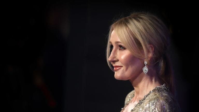 16 حقيقة سحرية عن ج. ك. رولينغ J. K. Rowling روائية معلومات حول الكاتبة البريطانية ج. ك. رولينغ كاتبة سيناريو منتجة أفلام مؤلفة هاري بوتر