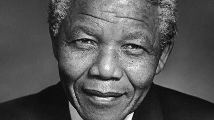 حقائق عن نيلسون مانديلا قصة حياة المناضل الثوري نيلسون مانديلا سياسي ديمقراطي اشتراكي مناهض للنظام العنصري في جنوب أفريقيا 