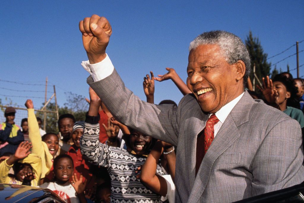حقائق عن نيلسون مانديلا قصة حياة المناضل الثوري نيلسون مانديلا سياسي ديمقراطي اشتراكي مناهض للنظام العنصري في جنوب أفريقيا 