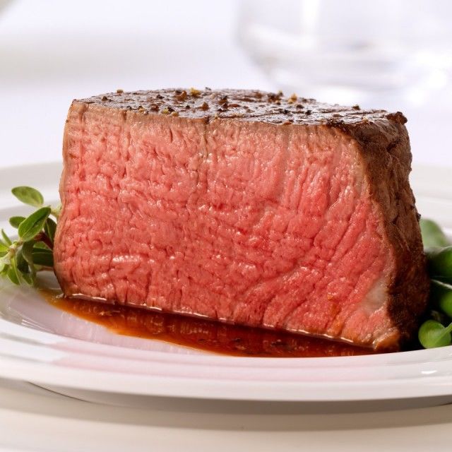 ما هو السائل الذي ينسكب من شريحة اللحم في المطاعم ما هو السائل في صحن الستيك المطاعم اللحوم الحمرائ صلصة حمراء دم من اللحم
