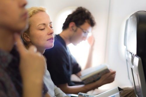 رحلة مريحة على متن الطائرة استخدم وسادة المقعد لا تنسى وسائل النوم المريحة الوقت المثالي للذهاب لدورة المياه نصائح خلال السفر على متن الطائرة
