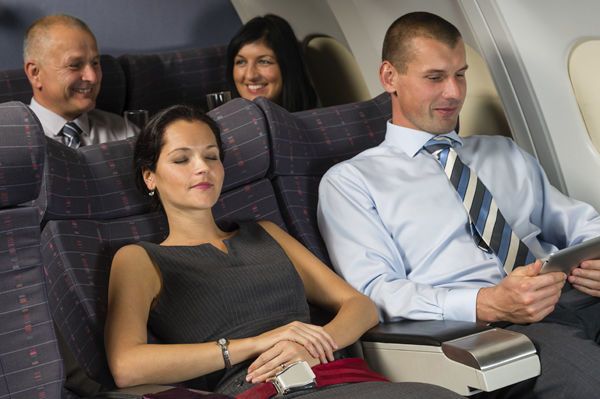 رحلة مريحة على متن الطائرة استخدم وسادة المقعد لا تنسى وسائل النوم المريحة الوقت المثالي للذهاب لدورة المياه نصائح خلال السفر على متن الطائرة