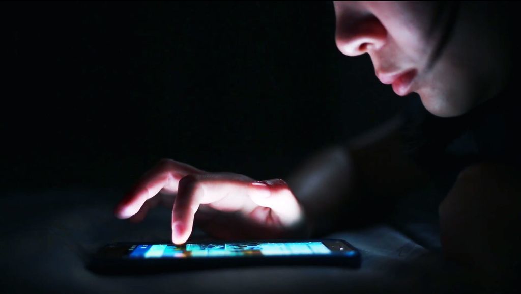 الضوء الأزرق في شاشة الأجهزة الخلوية هل من مدعاة للقلق بشأنه مخاطر الهاتف الخلوي على صحة العين الأجهزة المحمولة واللابتوب والهواتف الذكية 
