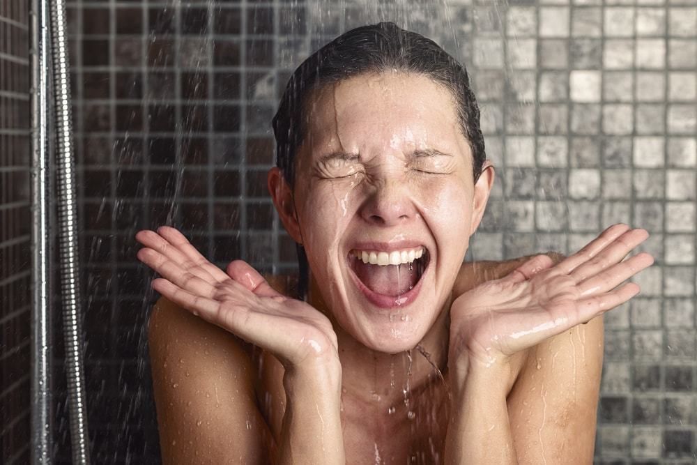 إليك 7 أسباب لما الاستحمام بالماء البارد هو أفضل لصحتك مجموعة من الأسببا الصحية التي ستجعلك تحب الاستحمام بالماء البارد حوض المياه 