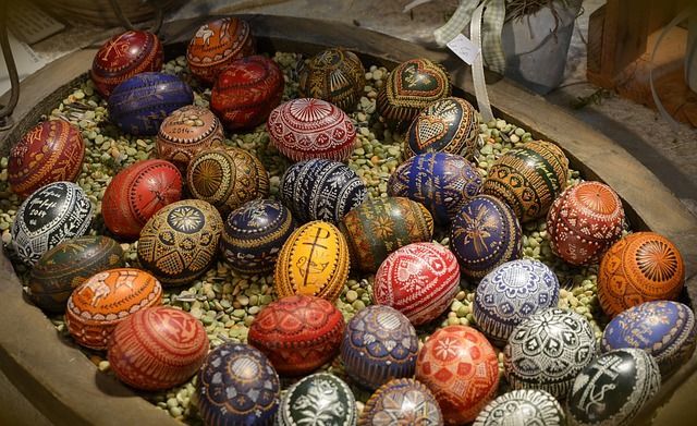 تقاليد عيد الفصح الفريدة حول العالم أشهر تقاليد عيد الفصح التي يتم الاحتفال بها حول العالم بيض عيد الفصح أرانب الشوكولاتة احتفالات عيد الفصح 