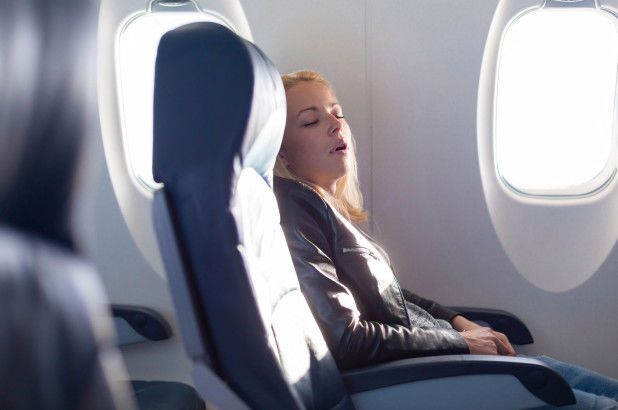 لماذا لا يجب أن تغفو أبدا أثناء إقلاع الطائرة هل من الآمن النوم في الطائرة الراحة أثناء الرحلة الآثار الصحية الخطيرة لماذا لا يجب النوم عن إقلاع الطيارة