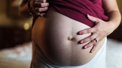 ما هو الخط الأسود – أي Linea Nigra – الذي يظهر أثناء الحمل ما هو سسبب ظهور الخط الأسود على النساء الحوامل آثار عملية الحمل