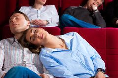 لماذا ينام الأشخاص أثناء مشاهدة الأفلام في السينما التغلب على الشهور بالنعاس أثناء مشاهدة فيلم مع الأصدقاء لماذا نشعر بالنعاس في السينما النوم