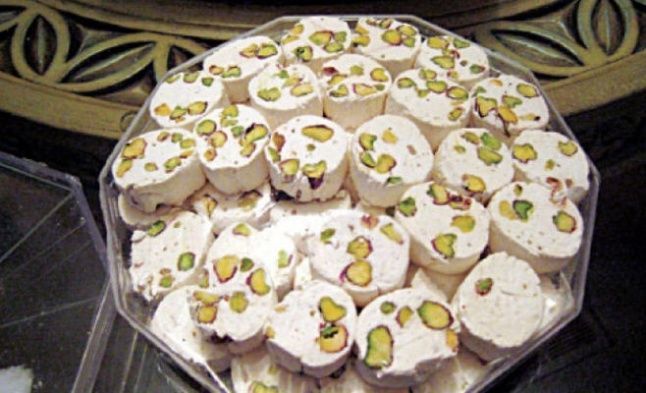 طريقة عمل من السما طريقة إعداد حلوى من السما الحلويات التقليدية العراقية علاج الإمساك علاج السعال شجرة البلوط مادة المن المكسرات الفستق الحبي