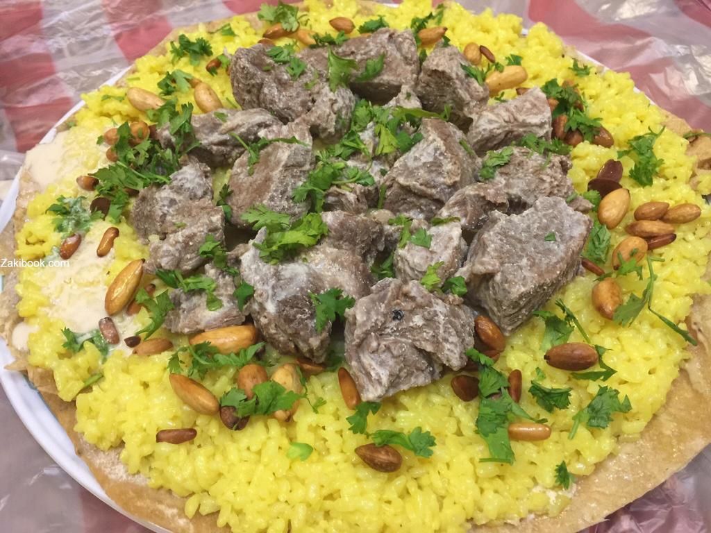 طريقة عمل المنسف الإردني طريقة إعداد المنسف الأردني الأطباق التقليدية الأردنية الأطباق الغنية بالبروتين لبن خاثر لحم سمنة