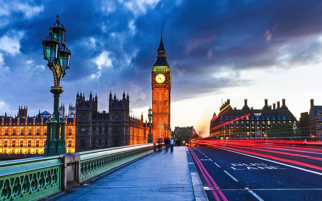 لندن بريطانيا المملكة المتحدة نهر التيمز مدينة الضباب