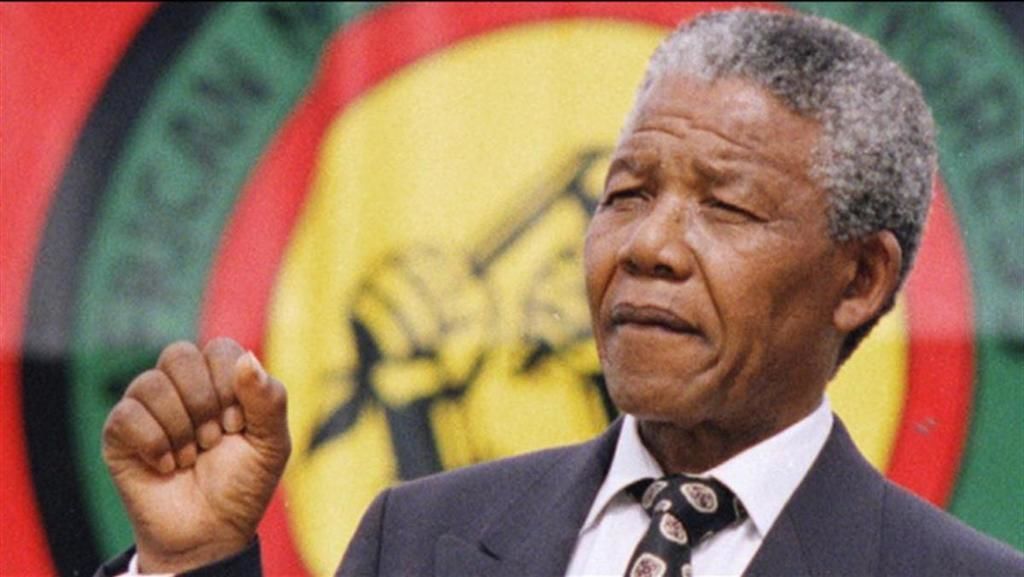 حقائق عن نيلسون مانديلا قصة حياة المناضل الثوري نيلسون مانديلا سياسي ديمقراطي اشتراكي مناهض للنظام العنصري في جنوب أفريقيا