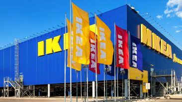 عدة أسرار لن يدعوك موظفوا ايكيا بالاطلاع عليها طرق للادخار خلال فنرة تسوقك في ايكيا شركة تصنيع وبيع الأثاث التسوق عائلة IKEA الادخار
