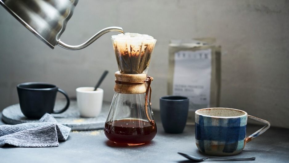 13 شيئًا مدهشًا يمكنك القيام به باستخدام القهوة إلى جانب شربها أشياء يمكنك فعلها بالقهوة غير الشرب حبوب القهوة إزالة رائحة المطبخ