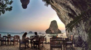 10 من المطاعم المتواجدة في أماكن غريبة لن تصدقها أماكن تناول الطعام الأغرب في العالم مطعم على شجرة مطعم داخل كهف مطعم الصخرة في تانزانيا