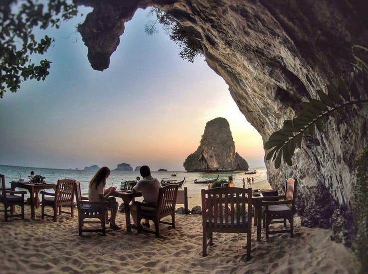 10 من المطاعم المتواجدة في أماكن غريبة لن تصدقها أماكن تناول الطعام الأغرب في العالم مطعم على شجرة مطعم داخل كهف مطعم الصخرة في تانزانيا