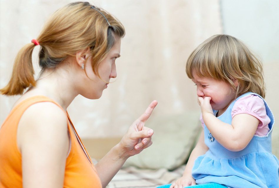 بعض الأخطاء الشائعة التي يرتكبها الأهل أثناء تربية أطفالهم مجموعة من السلوكيات الخاطئة التي يقوم بها الوالدان في تربية أطفالهم الوالدين الطفل