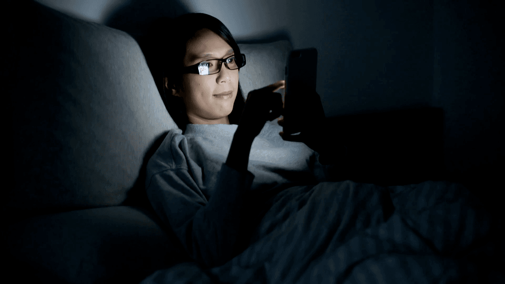 6 نتائج مدمرة يسببها استخدام الهاتف ليلًا نتائج سلبية يتركها استخدام الهاتف المحمول قبل الخلود إلى النوم استخدام الجوال في الفراش