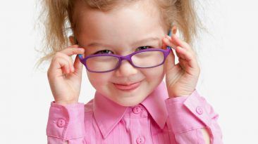 10 أشياء يجب معرفتها قبل الحصول على العدسات الطبية مجموعة من المعلومات التي من الواجب عليك معرفتها قبل اقتناء نظارة طبية العدسات اللاصقة طبيب العيون