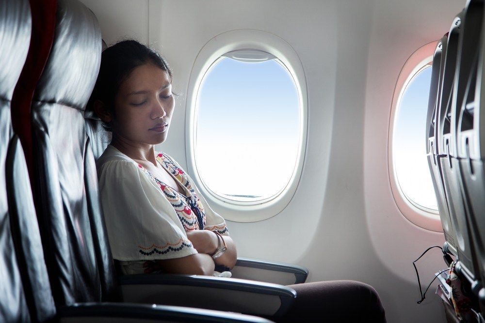 لماذا لا يجب أن تغفو أبدا أثناء إقلاع الطائرة هل من الآمن النوم في الطائرة الراحة أثناء الرحلة الآثار الصحية الخطيرة لماذا لا يجب النوم عن إقلاع الطيارة