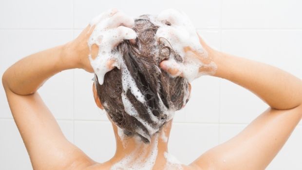 ماذا يحدث إذا توقفت عن غسل شعرك لمدة عام كيف سيصبح لون شعرك إذا توقفت عن غسيله هل من الصحي غسل الشعر كل يوم استخدام الشامبو