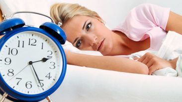 ماذا يحصل لك ولجسمك عند عدم النوم بشكل كاف ما هي آثار قلة النوم على الذاكرة الإصابة بمرض الزهايمر بسبب عدم النوم بشكل كاف
