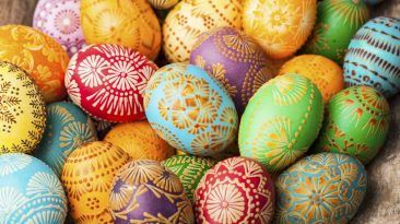 تقاليد عيد الفصح الفريدة حول العالم أشهر تقاليد عيد الفصح التي يتم الاحتفال بها حول العالم بيض عيد الفصح أرانب الشوكولاتة احتفالات عيد الفصح