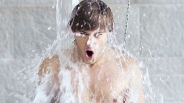 إليك 7 أسباب لما الاستحمام بالماء البارد هو أفضل لصحتك مجموعة من الأسببا الصحية التي ستجعلك تحب الاستحمام بالماء البارد حوض المياه