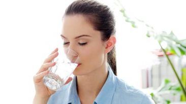 فوائد شرب الماء الدافئ في الصباح فوائد شرب الماء على معدة فارغة فائدة شرب الماء عند الاستيقاظ من النوم صباحًا تحفيز عملية فقدان الوزن
