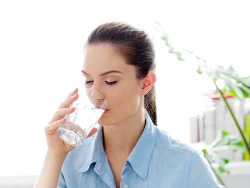 فوائد شرب الماء الدافئ في الصباح فوائد شرب الماء على معدة فارغة فائدة شرب الماء عند الاستيقاظ من النوم صباحًا تحفيز عملية فقدان الوزن