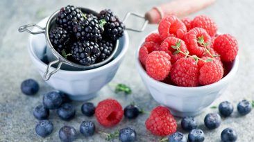 أكثر فاكهة صحية في العالم مجموعة من أكثر الفواكه تأثيرا على صحة الإنسان الفاكهة الأكثر فائدة في العالم فوائد تناول الفواكه