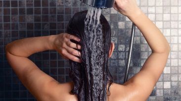 أخطاء شائعة نقوم بها أثناء الاستحمام بعض الخطوات البسيطة التي يمكنك إضافتها إلى روتينك الحفاظ على صحة الشعر والبشرة أثناء الاستحمام