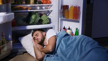 6 من الأطعمة والمشروبات التي تسبب الأرق لا تتناولها ليلاً أنواع الطعام التي تسبب صعوبة في النوم الطعام الذي يسبب قلة النوم الأطعمة المقلية