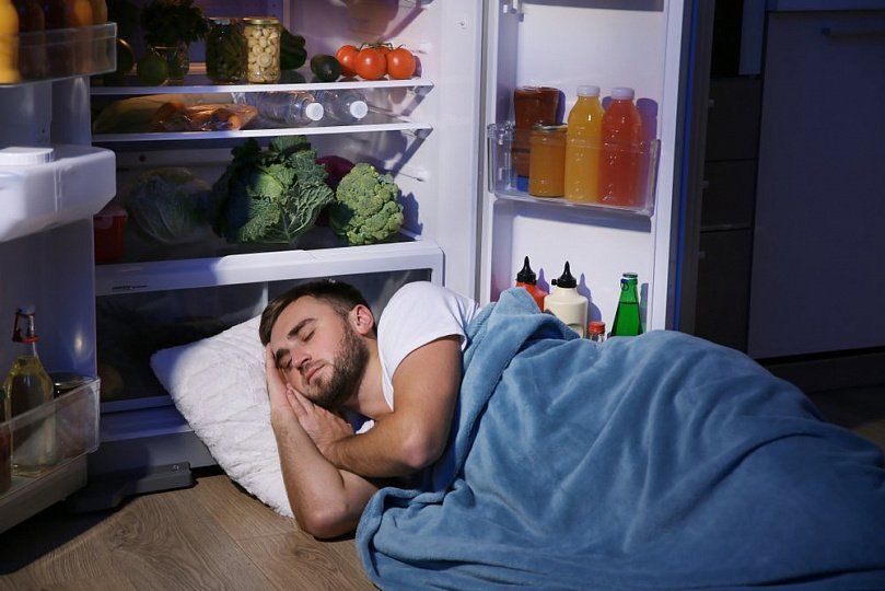 6 من الأطعمة والمشروبات التي تسبب الأرق لا تتناولها ليلاً أنواع الطعام التي تسبب صعوبة في النوم الطعام الذي يسبب قلة النوم الأطعمة المقلية